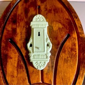 Vintage-look doorknob hanger